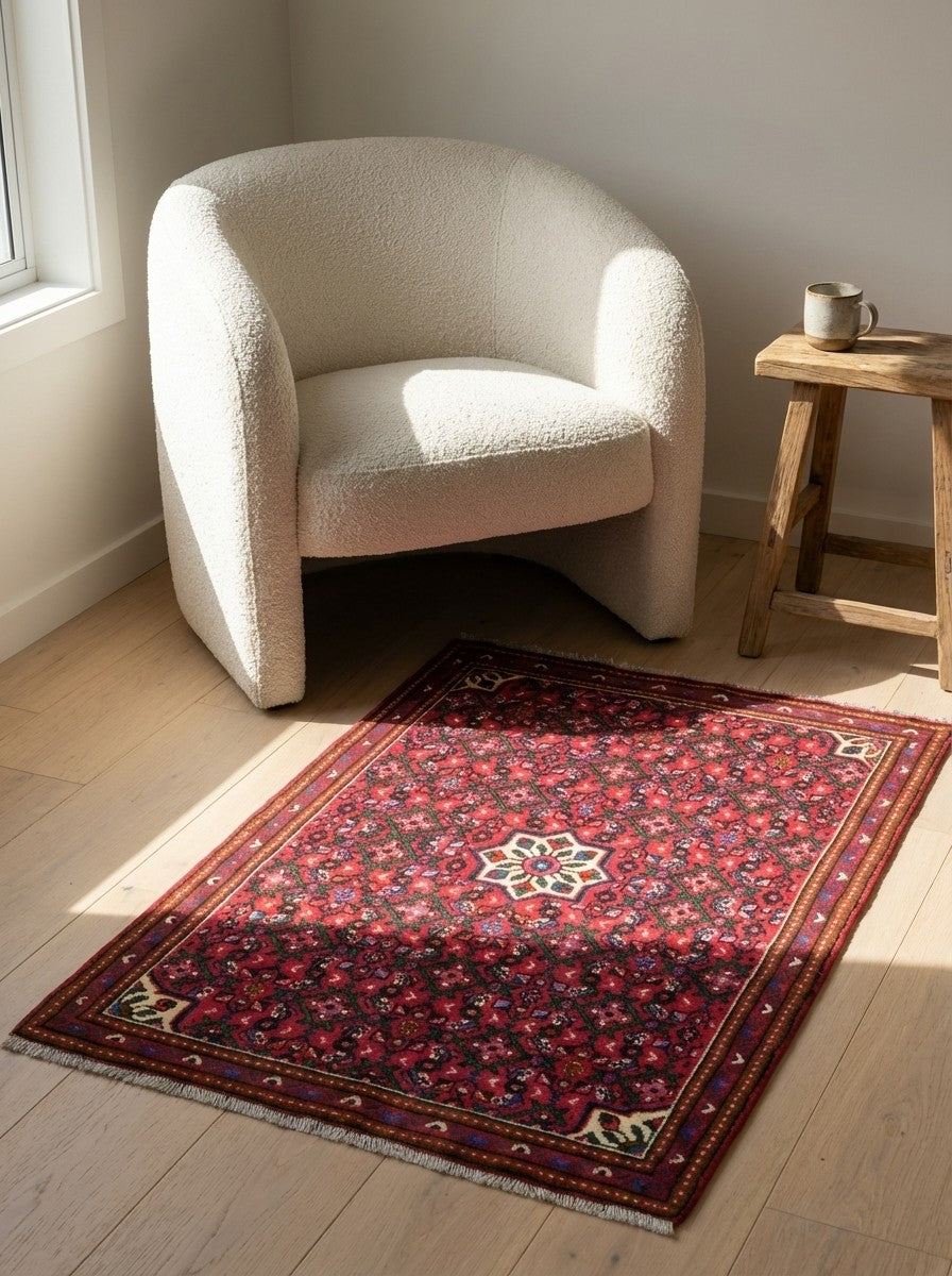 Hosseinabad — Hand-knotted, 98x138 cm, Red, 100% Virgin Wool | Detail view