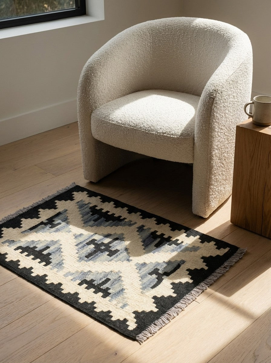 Kelim Gashgai — Handmade, 47x60 cm, Beige, 100% Virgin Wool | Detail view