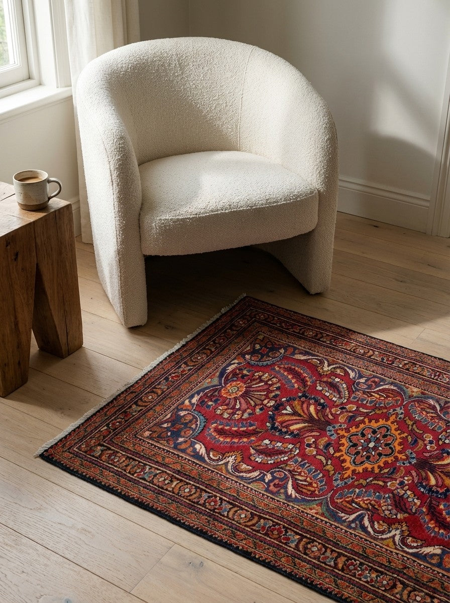 Lilian — Hand-knotted, 109x158 cm, Red, 100% Virgin Wool | Detail view