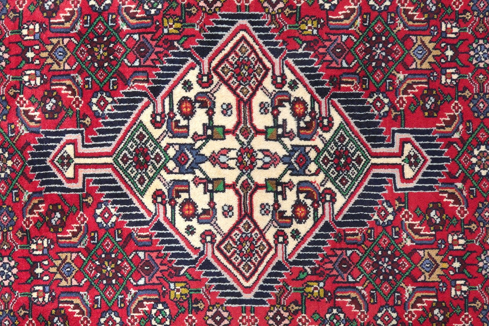 Assadabad — Hand-knotted, 122x192 cm, Red, 100% Virgin Wool | View 6