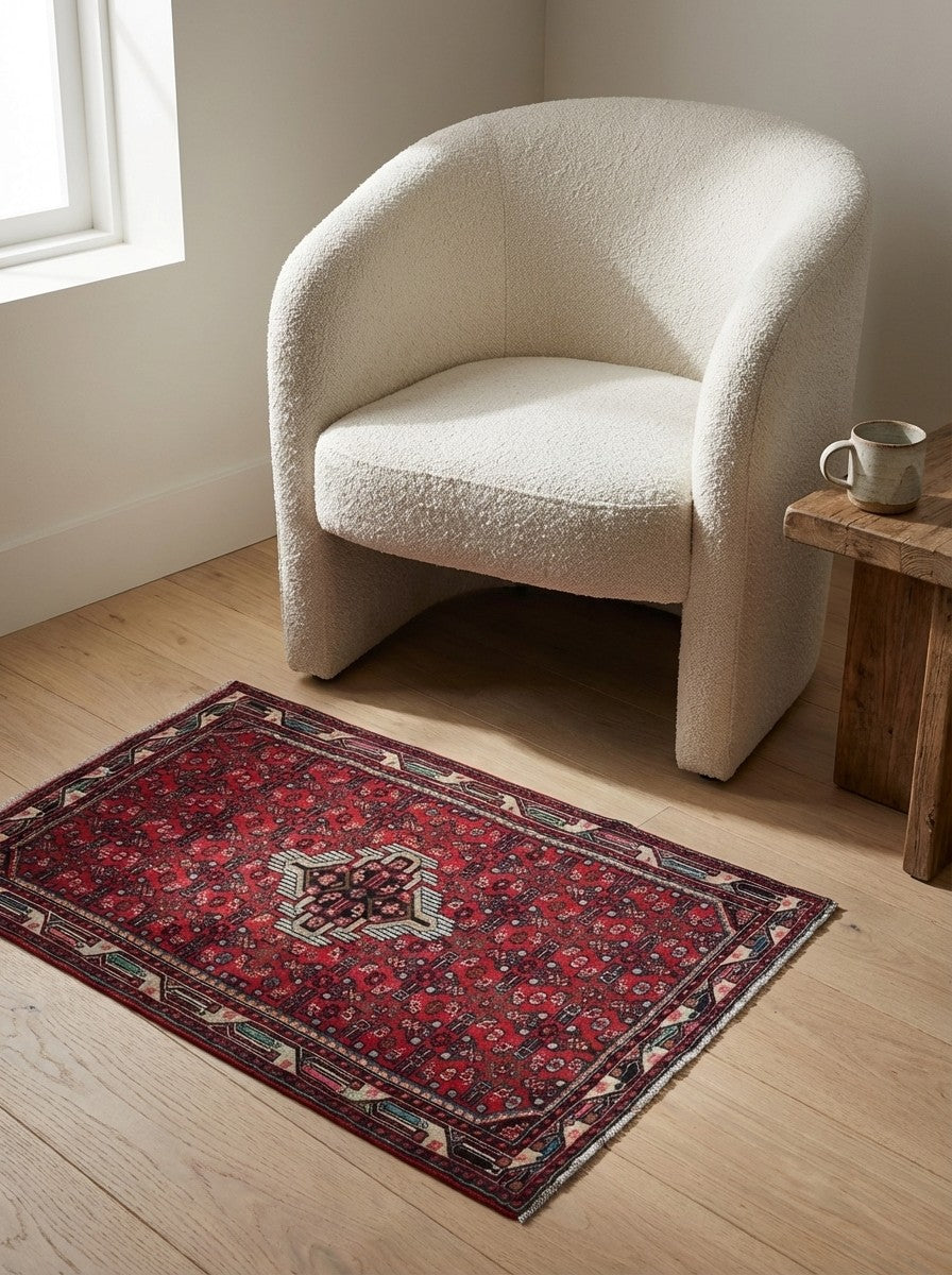 Assadabad — Hand-knotted, 102x146 cm, Red, 100% Virgin Wool | Detail view