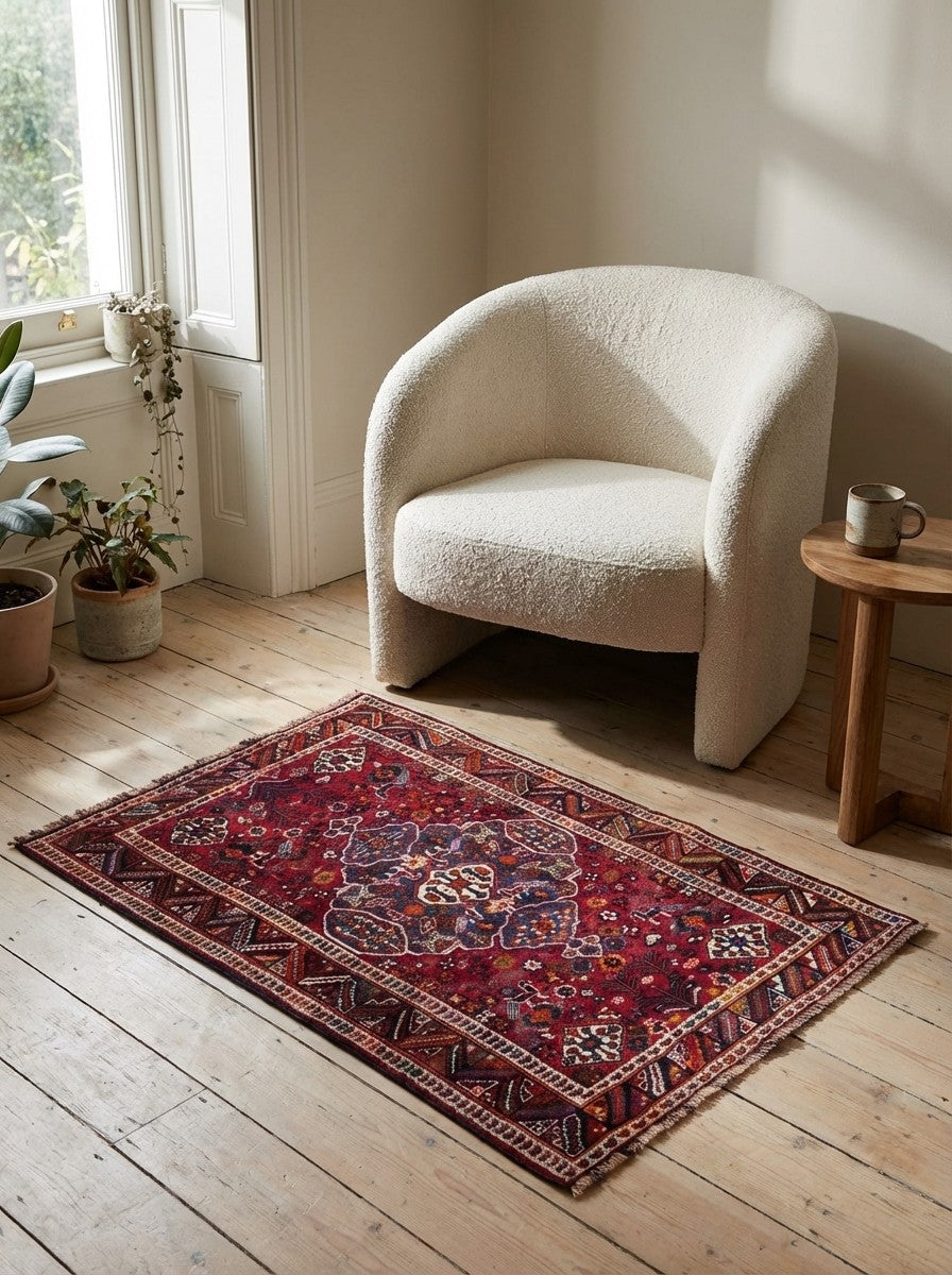 Gashgai — Hand-knotted, 110x161 cm, Red, 100% Virgin Wool | Detail view