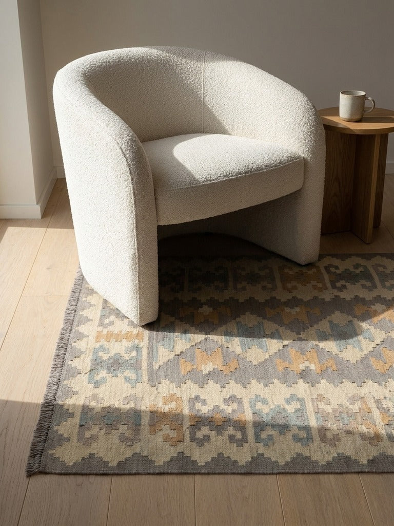 Kelim Gashgai — Handmade, 118x167 cm, Grey, 100% Virgin Wool | Detail view