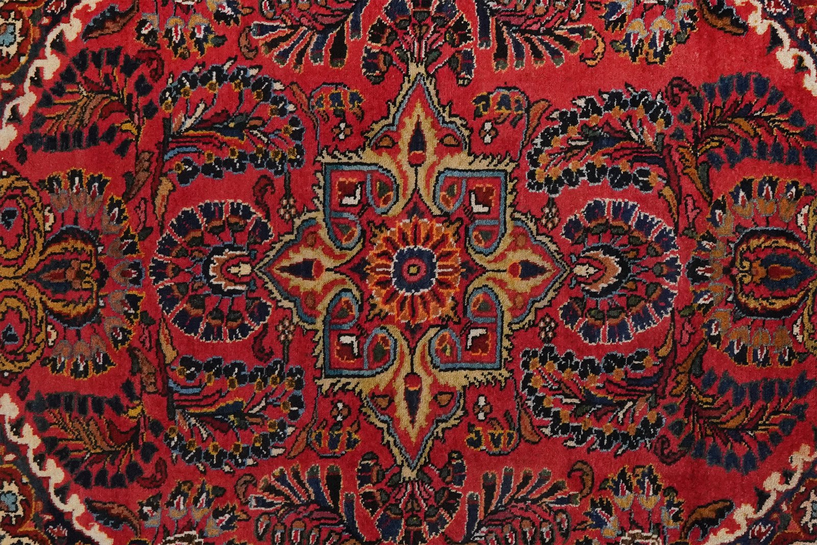 Lilian — Hand-knotted, 114x151 cm, Red, 100% Virgin Wool | View 4