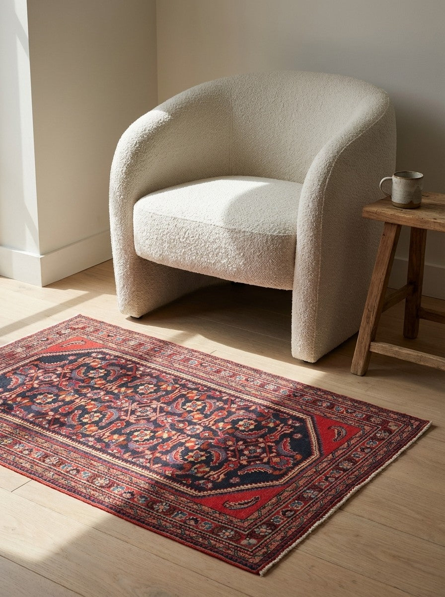 Lilian — Hand-knotted, 110x160 cm, Blue, 100% Virgin Wool | Detail view