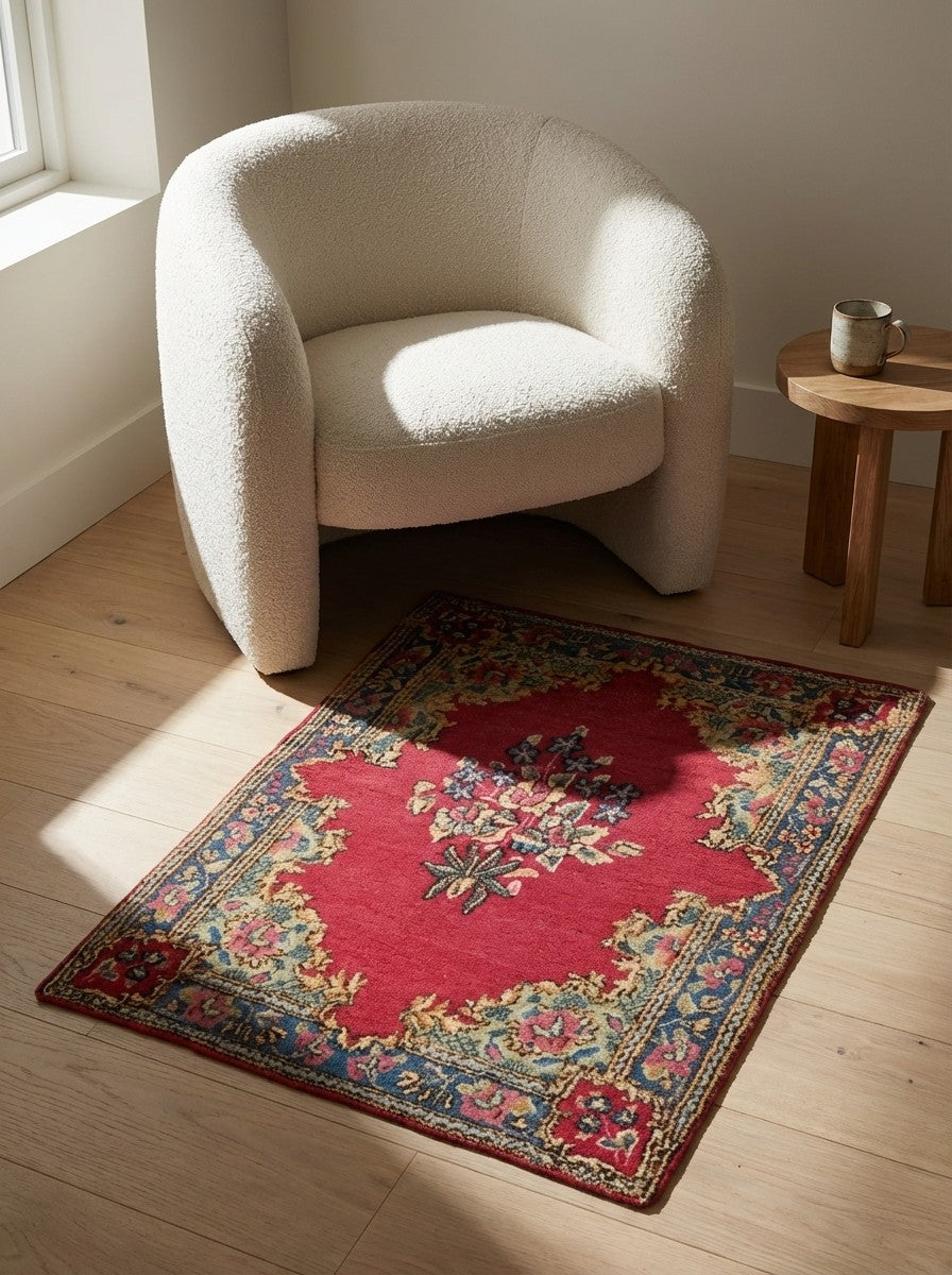 Ravar — Hand-knotted, 53x67 cm, Red, 100% Virgin Wool | Detail view