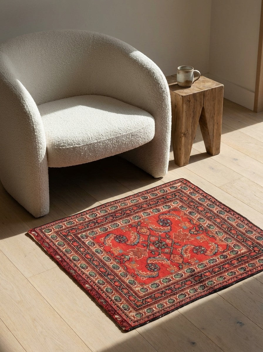 Farahan — Hand-knotted, 80x68 cm, Red, 100% Virgin Wool | Detail view