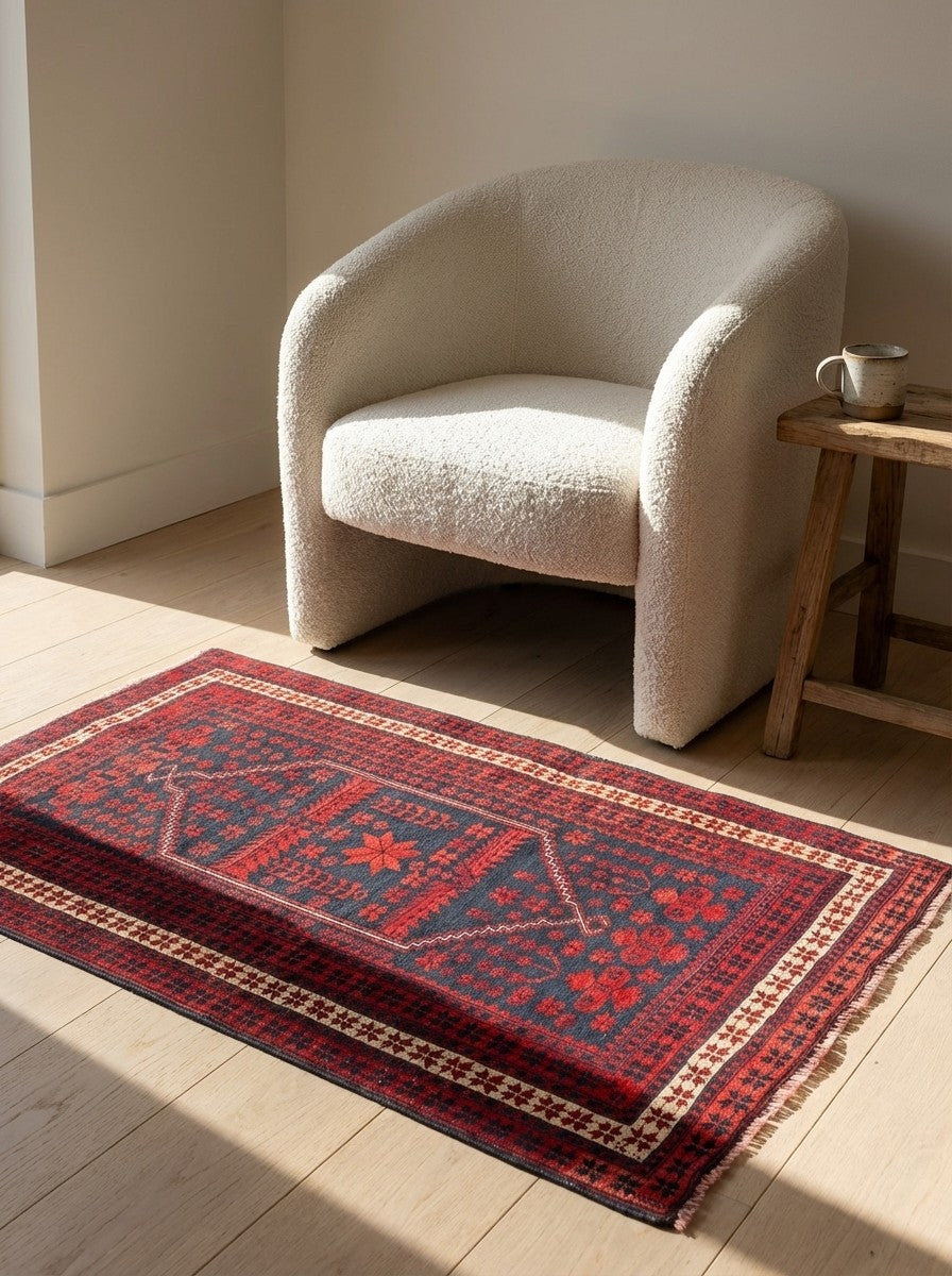 Yagdjibedir — Hand-knotted, 113x168 cm, Blue, 100% Virgin Wool | Detail view