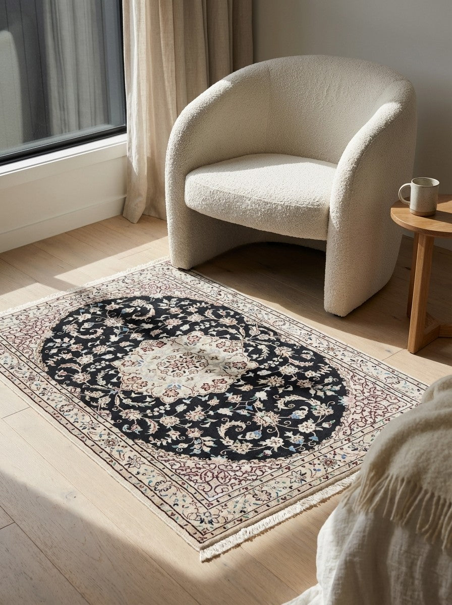 Nain 9La — Hand-knotted, 96x148 cm, Blue, 100% Virgin Wool | Detail view