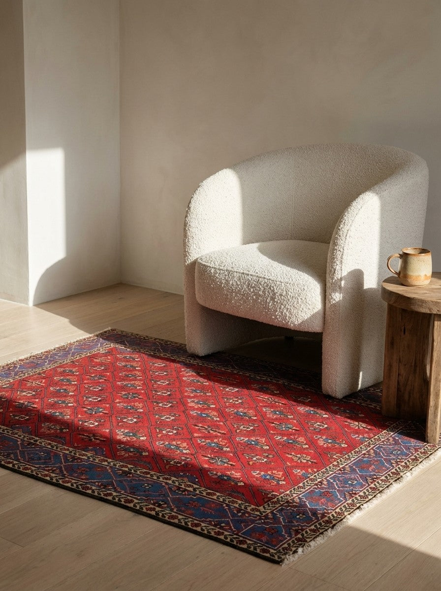 Abadeh — Hand-knotted, 105x152 cm, Red, 100% Virgin Wool | Detail view