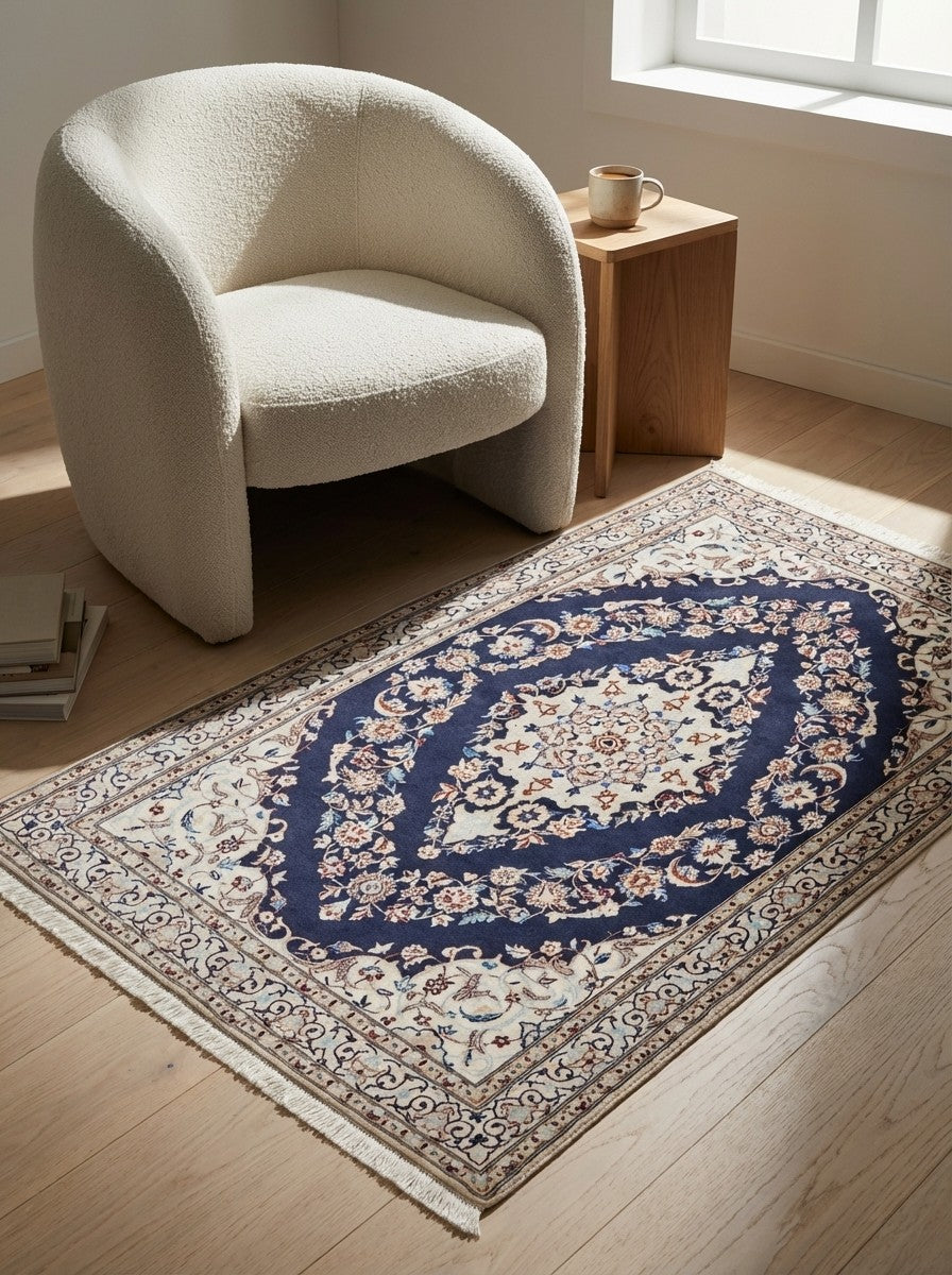 Nain 6La — Hand-knotted, 98x131 cm, Blue, 100% Virgin Wool | Detail view