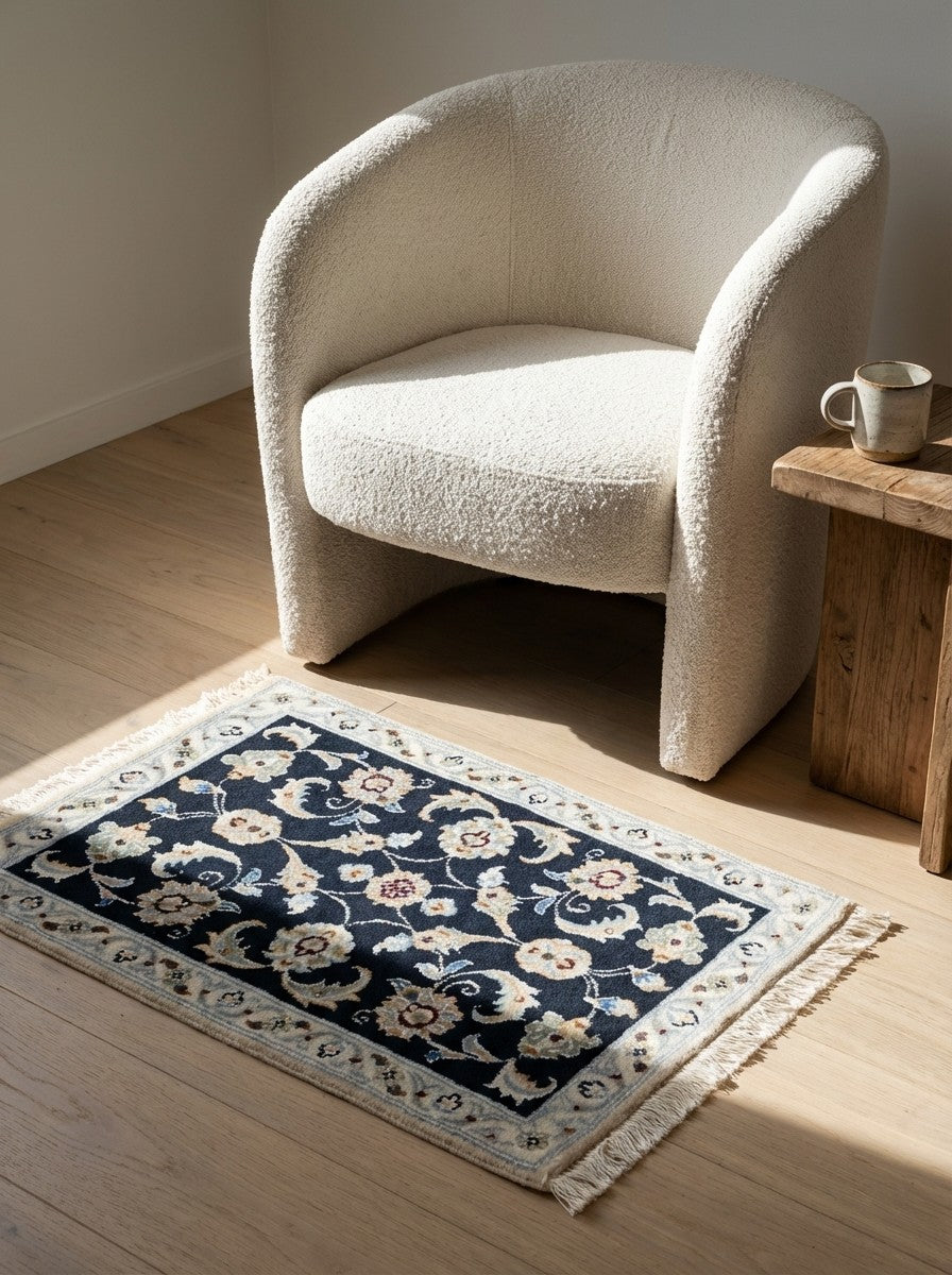 Nain 9La — Hand-knotted, 50x67 cm, Blue, 100% Virgin Wool | Detail view