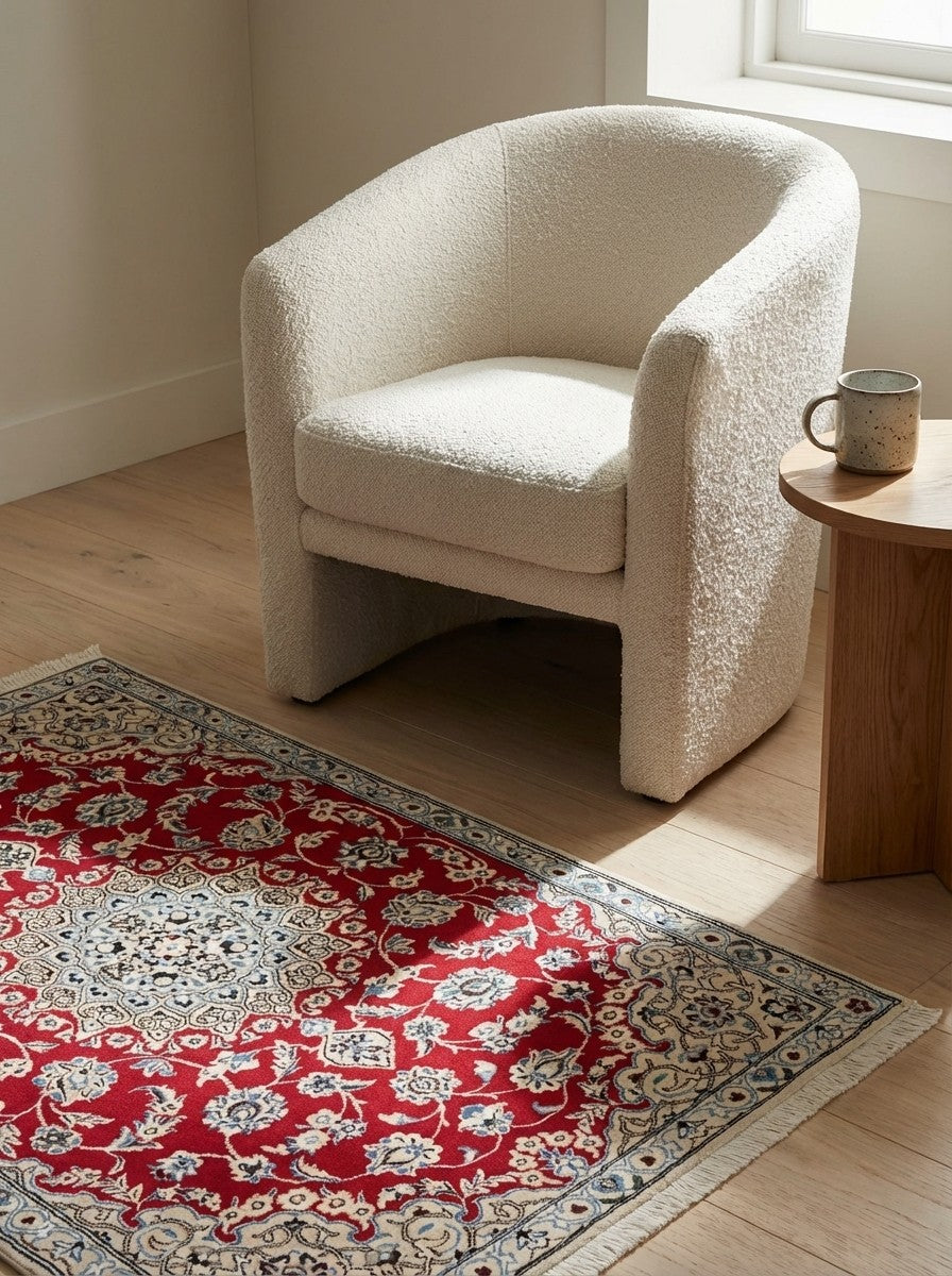 Nain 9La — Hand-knotted, 91x137 cm, Red, 100% Virgin Wool | Detail view