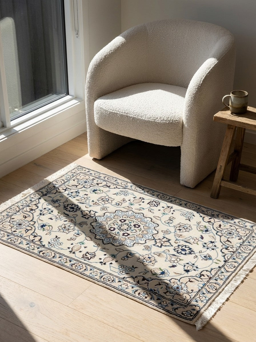 Nain 9La — Hand-knotted, 67x91 cm, Beige, 100% Virgin Wool | Detail view