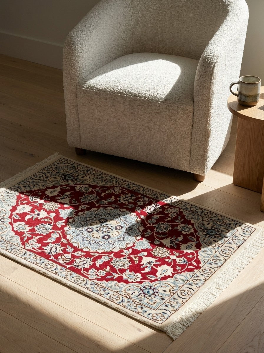 Nain 9La — Hand-knotted, 67x102 cm, Red, 100% Virgin Wool | Detail view