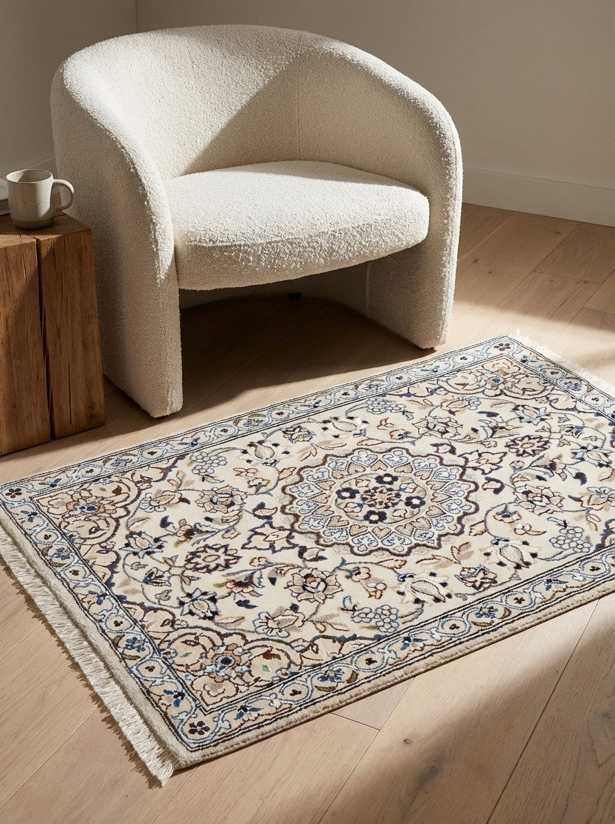 Nain 9La — Hand-knotted, 69x97 cm, Beige, 100% Virgin Wool | Detail view