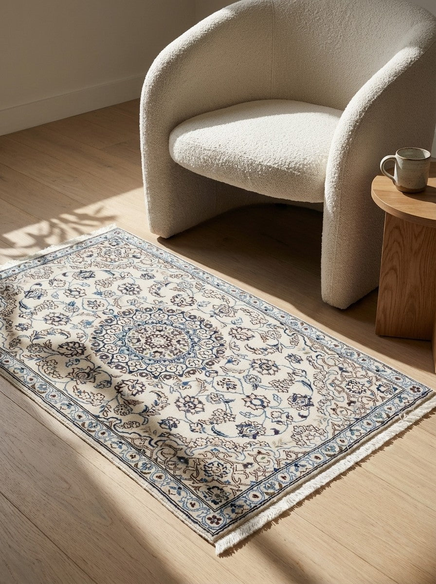 Nain 9La — Hand-knotted, 90x139 cm, Beige, 100% Virgin Wool | Detail view