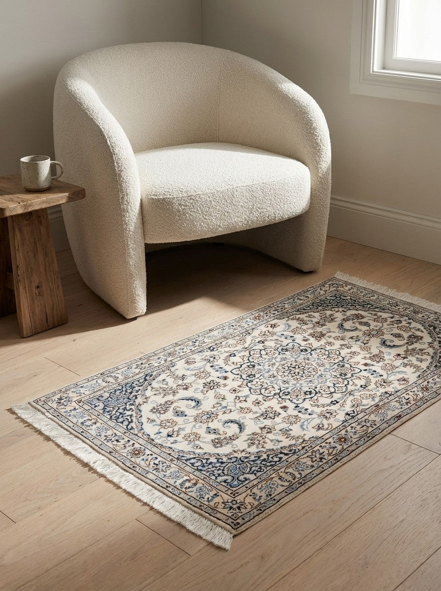 Nain 9La — Hand-knotted, 98x150 cm, Beige, 100% Virgin Wool | Detail view