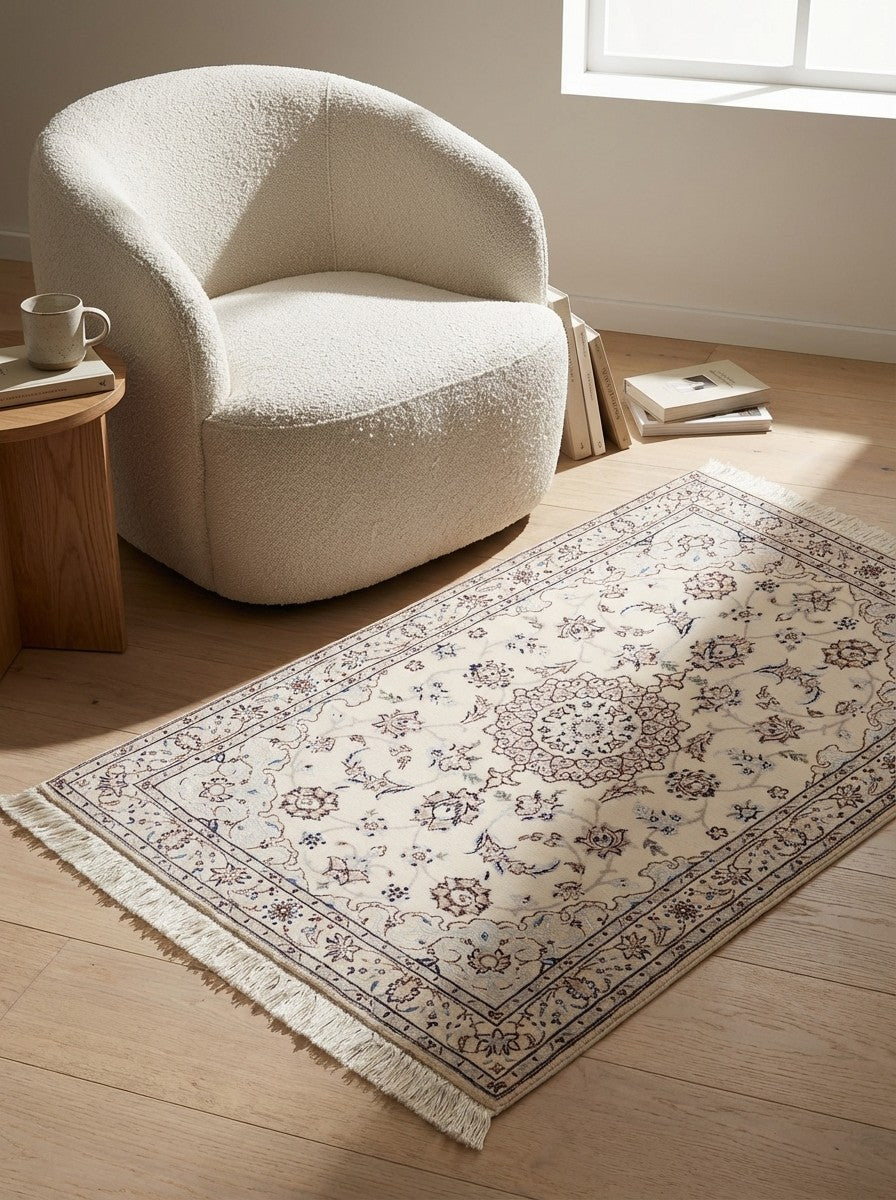 Nain 6La — Hand-knotted, 77x113 cm, Beige, 100% Virgin Wool | Detail view