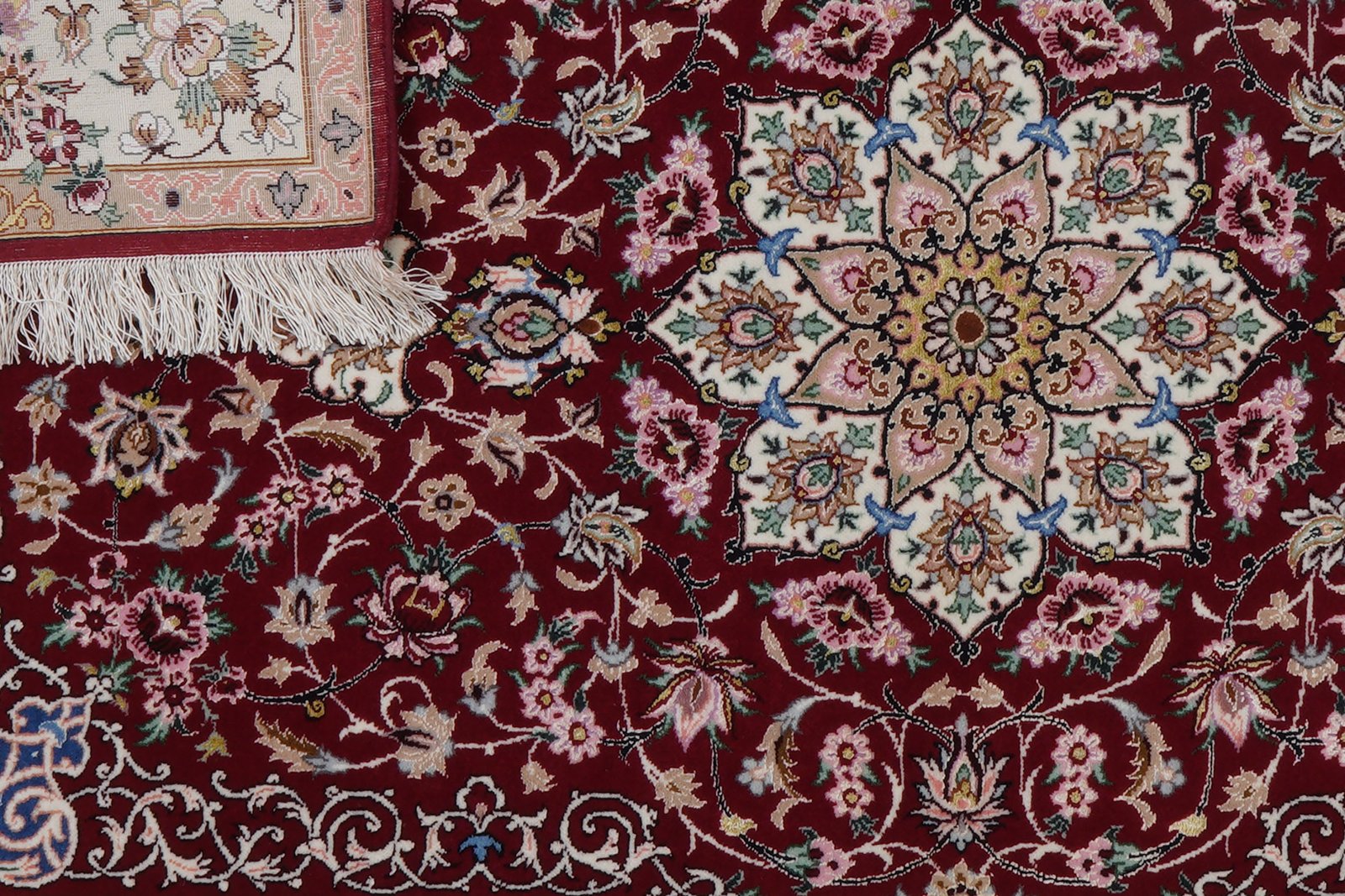 Isfahan — Hand-knotted, 107x164 cm, Red, 90% Schurwolle, 10% Seide | View 7