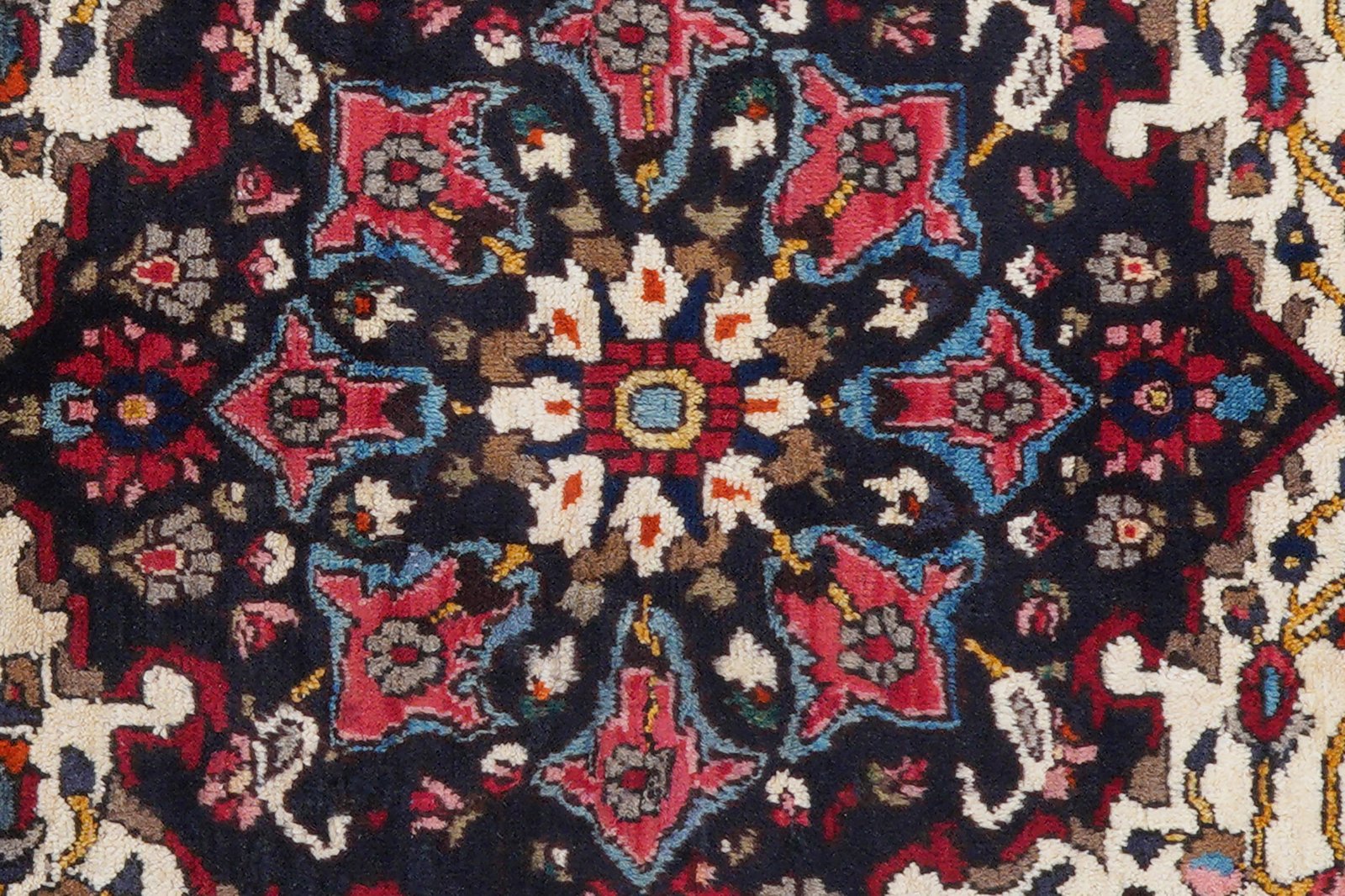Bakhtiar — Hand-knotted, 202x309 cm, Red, 100% Virgin Wool | View 7