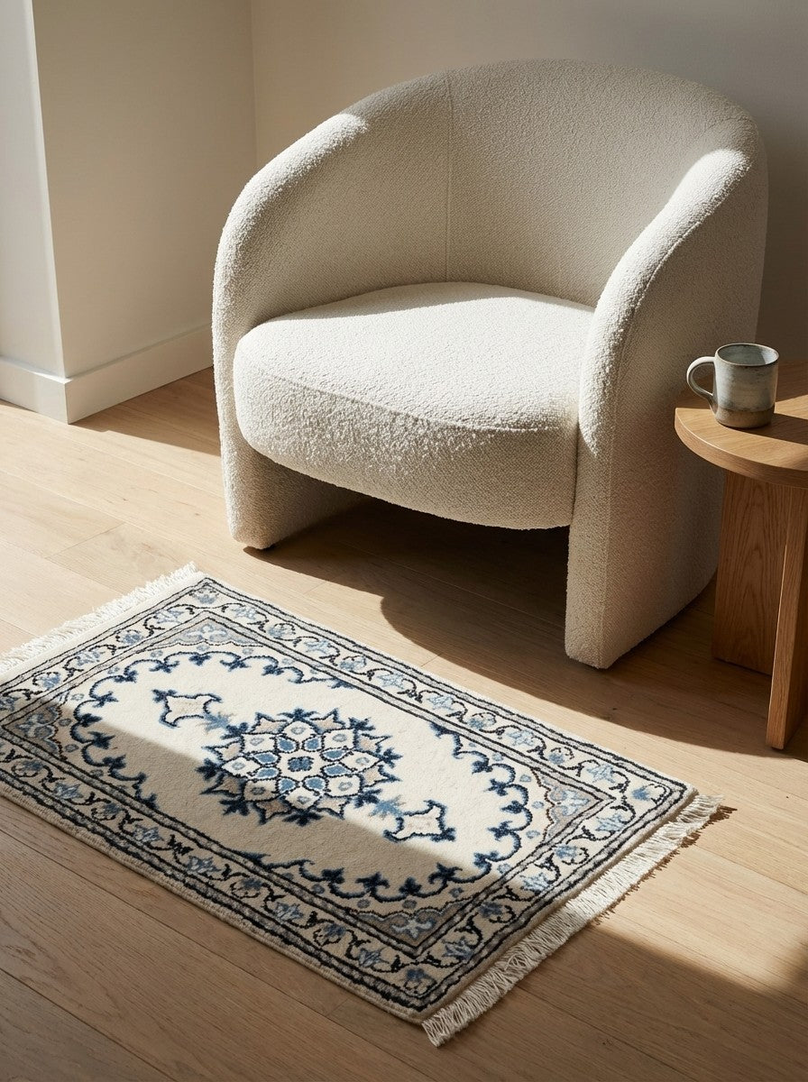 Nain 12La — Hand-knotted, 41x65 cm, Beige, 100% Virgin Wool | Detail view