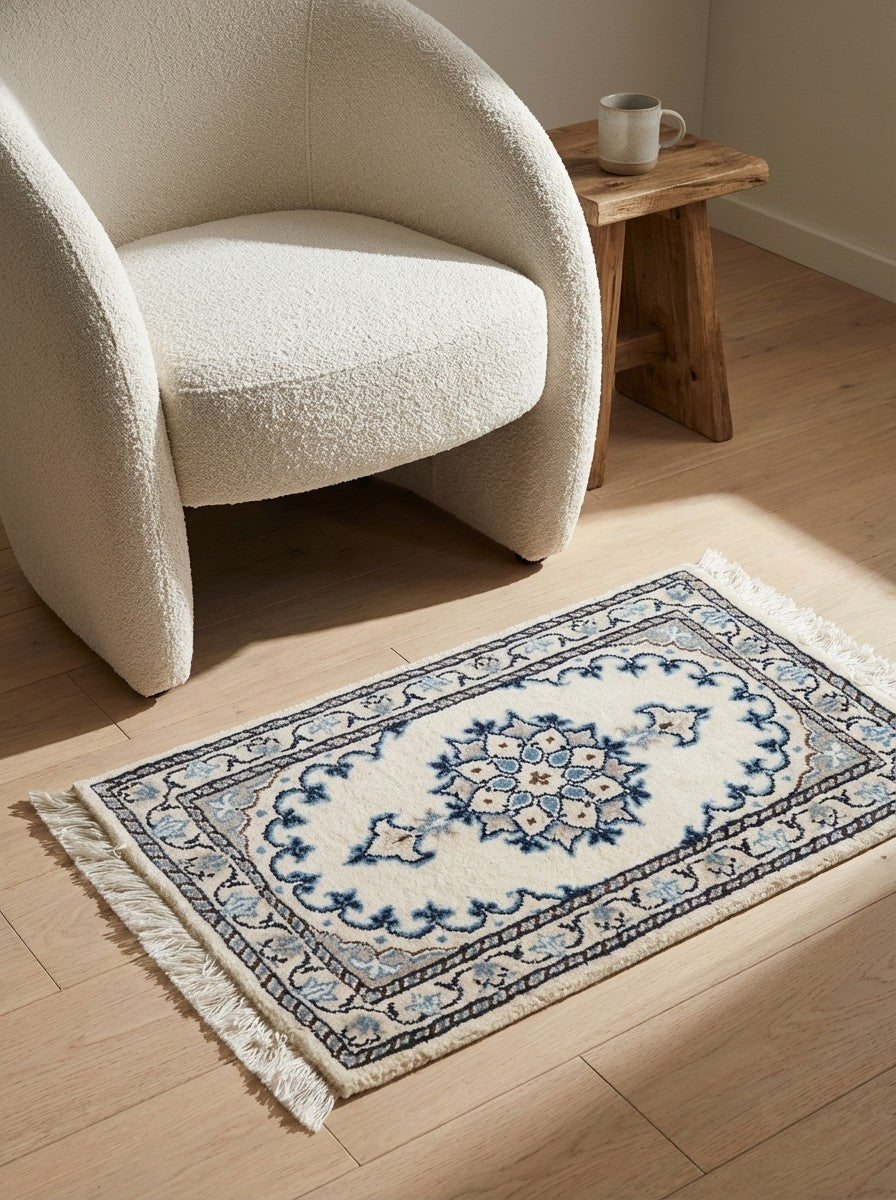Nain 12La — Hand-knotted, 41x62 cm, Beige, 100% Virgin Wool | Detail view