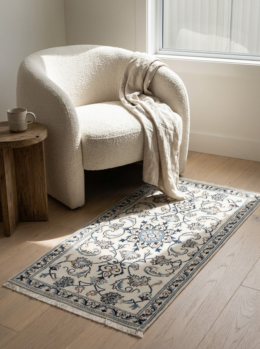 Nain 12La — Hand-knotted, 69x136 cm, Beige, 100% Virgin Wool | Detail view