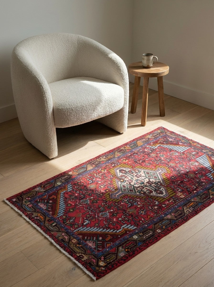 Assadabad — Hand-knotted, 76x124 cm, Red, 100% Virgin Wool | Detail view
