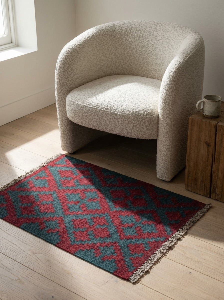 Kelim Gashgai — Handmade, 67x81 cm, Red, 100% Virgin Wool | Detail view