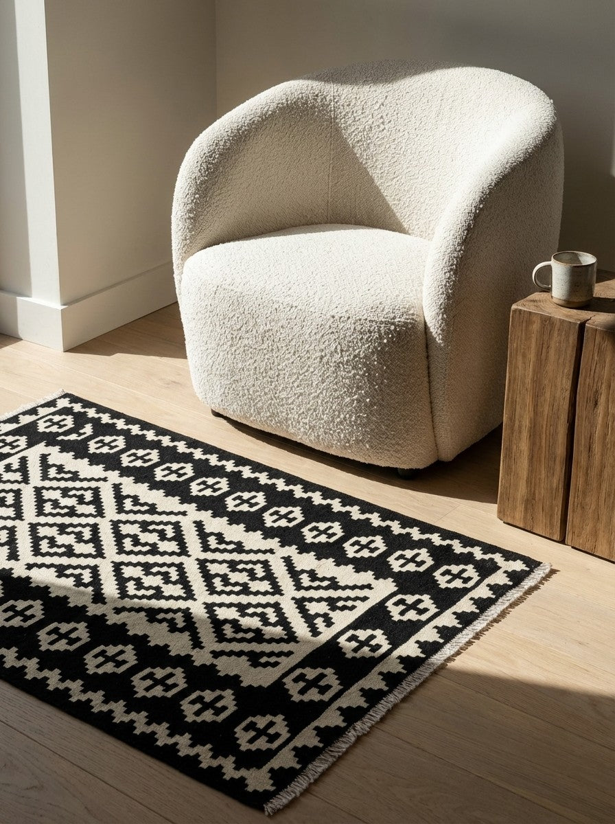 Kelim Gashgai — Handmade, 106x155 cm, Black, 100% Virgin Wool | Detail view