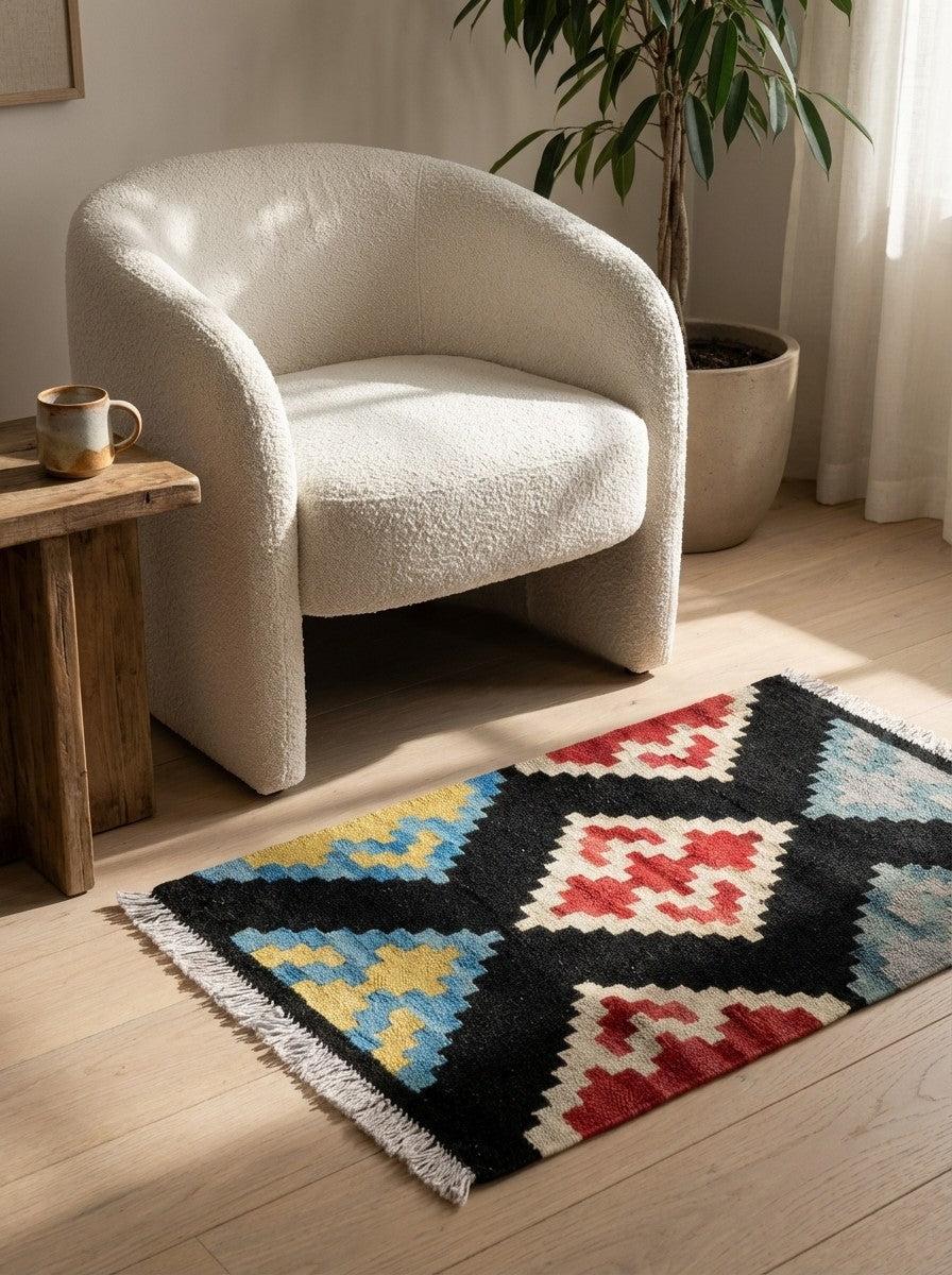 Kelim Gashgai — Handmade, 42x60 cm, Black, 100% Virgin Wool | Detail view