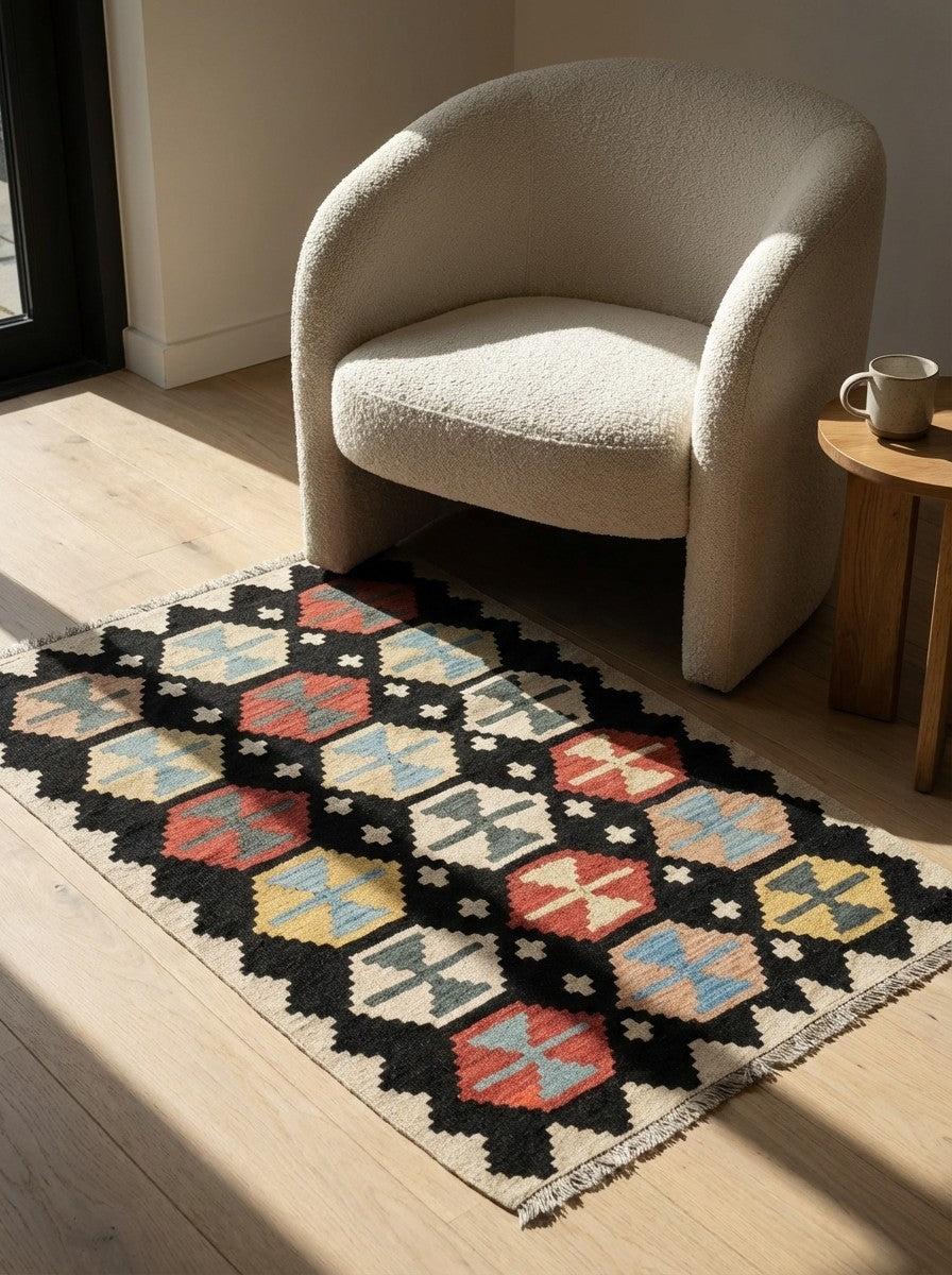 Kelim Gashgai — Handmade, 104x152 cm, Black, 100% Virgin Wool | Detail view