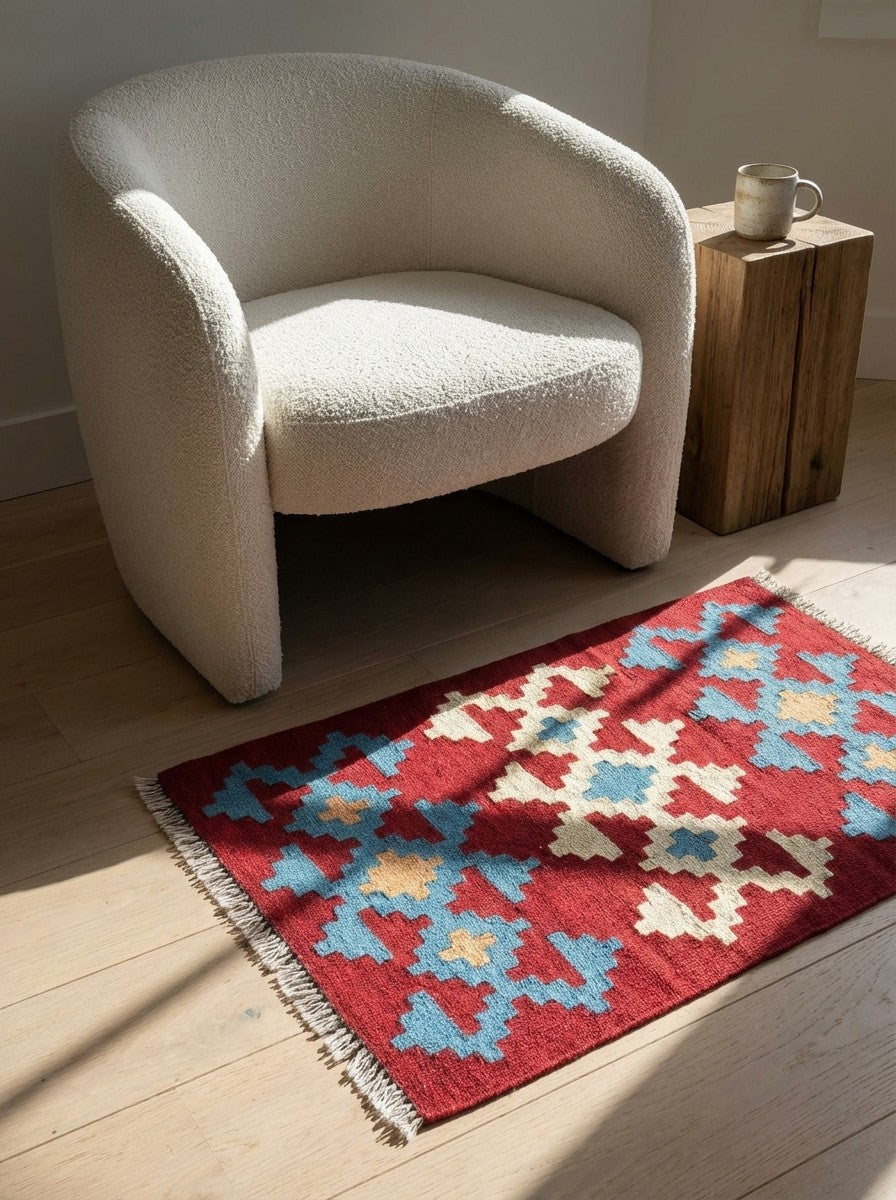 Kelim Gashgai — Handmade, 44x65 cm, Red, 100% Virgin Wool | Detail view