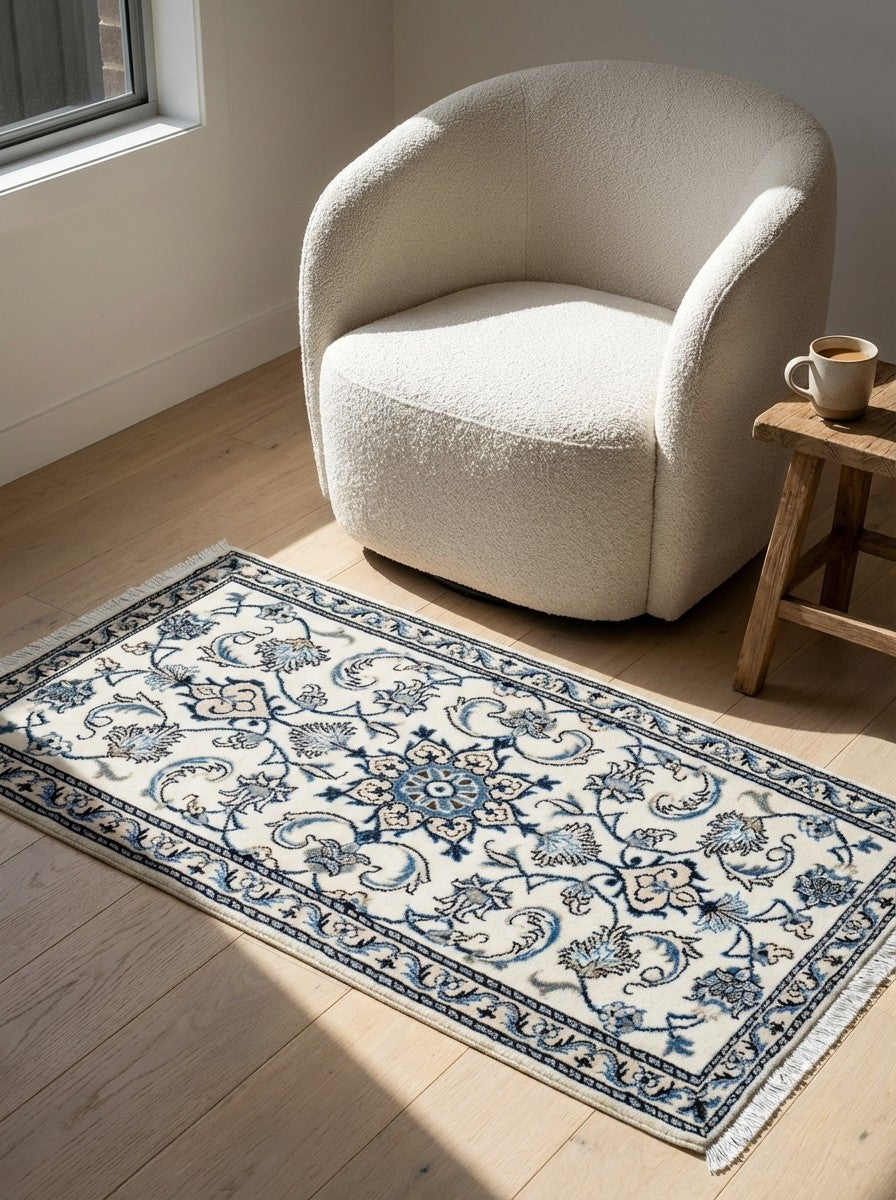 Nain 12La — Hand-knotted, 68x133 cm, Beige, 100% Virgin Wool | Detail view