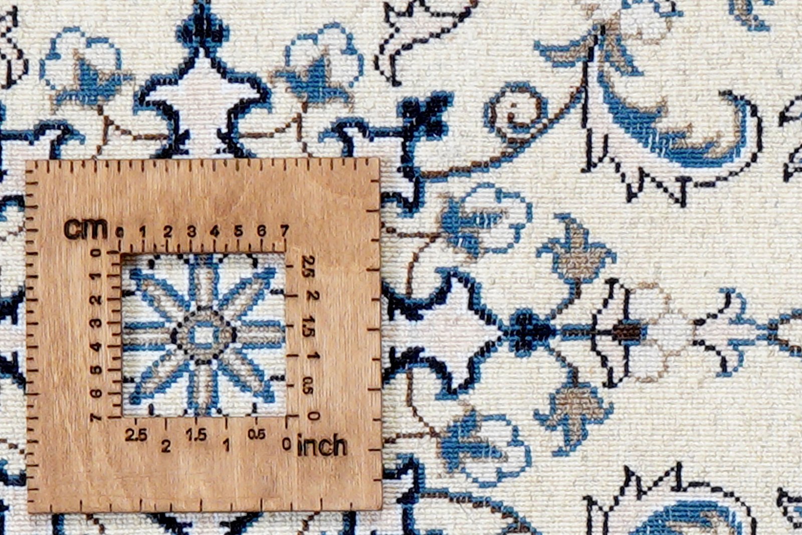 Nain 12La — Hand-knotted, 58x84 cm, Beige, 100% Virgin Wool | View 8