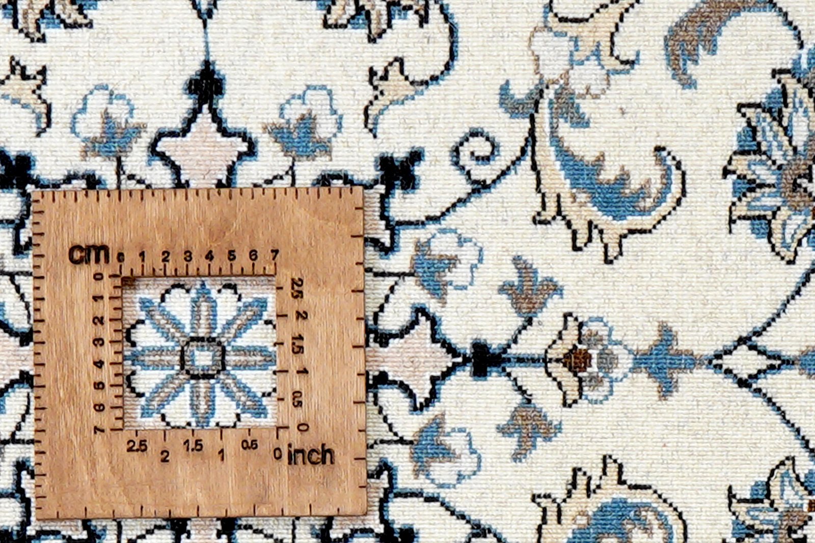 Nain 12La — Hand-knotted, 55x82 cm, Beige, 100% Virgin Wool | View 8