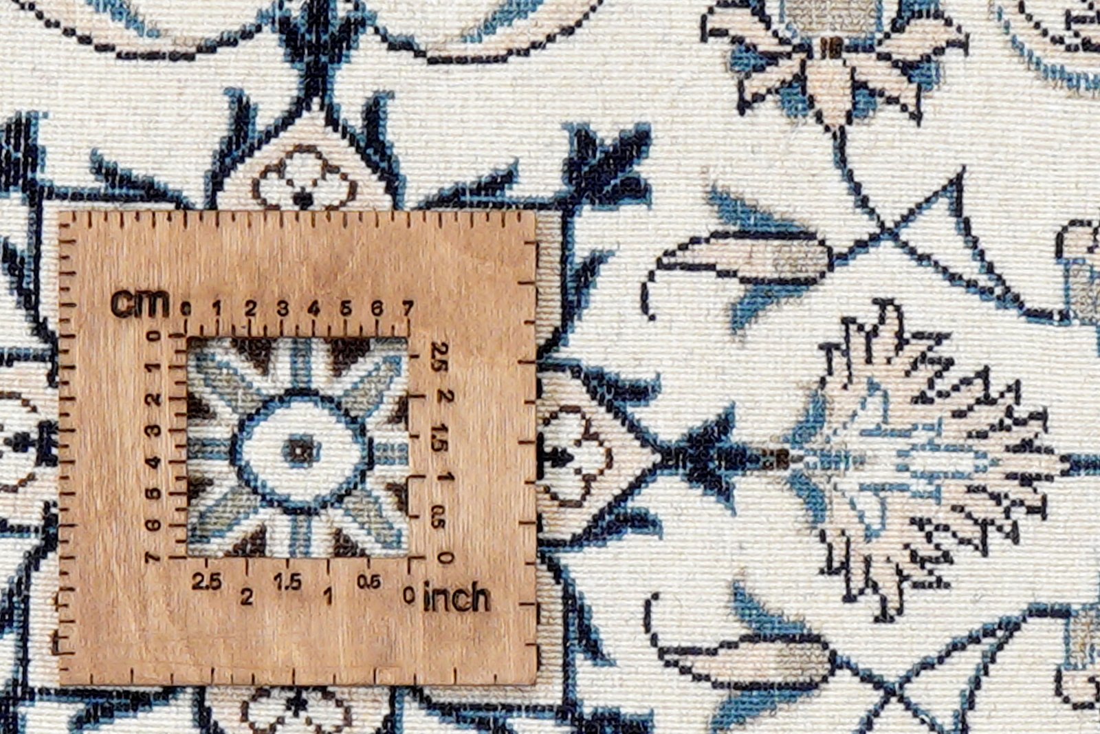 Nain 12La — Hand-knotted, 68x138 cm, Multicolor, 100% Virgin Wool | View 8