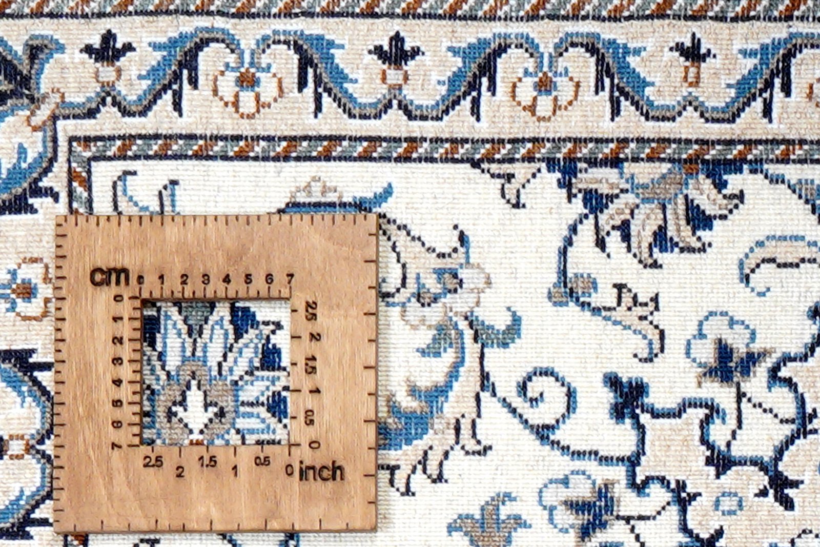 Nain 12La — Hand-knotted, 60x85 cm, Beige, 100% Virgin Wool | View 8