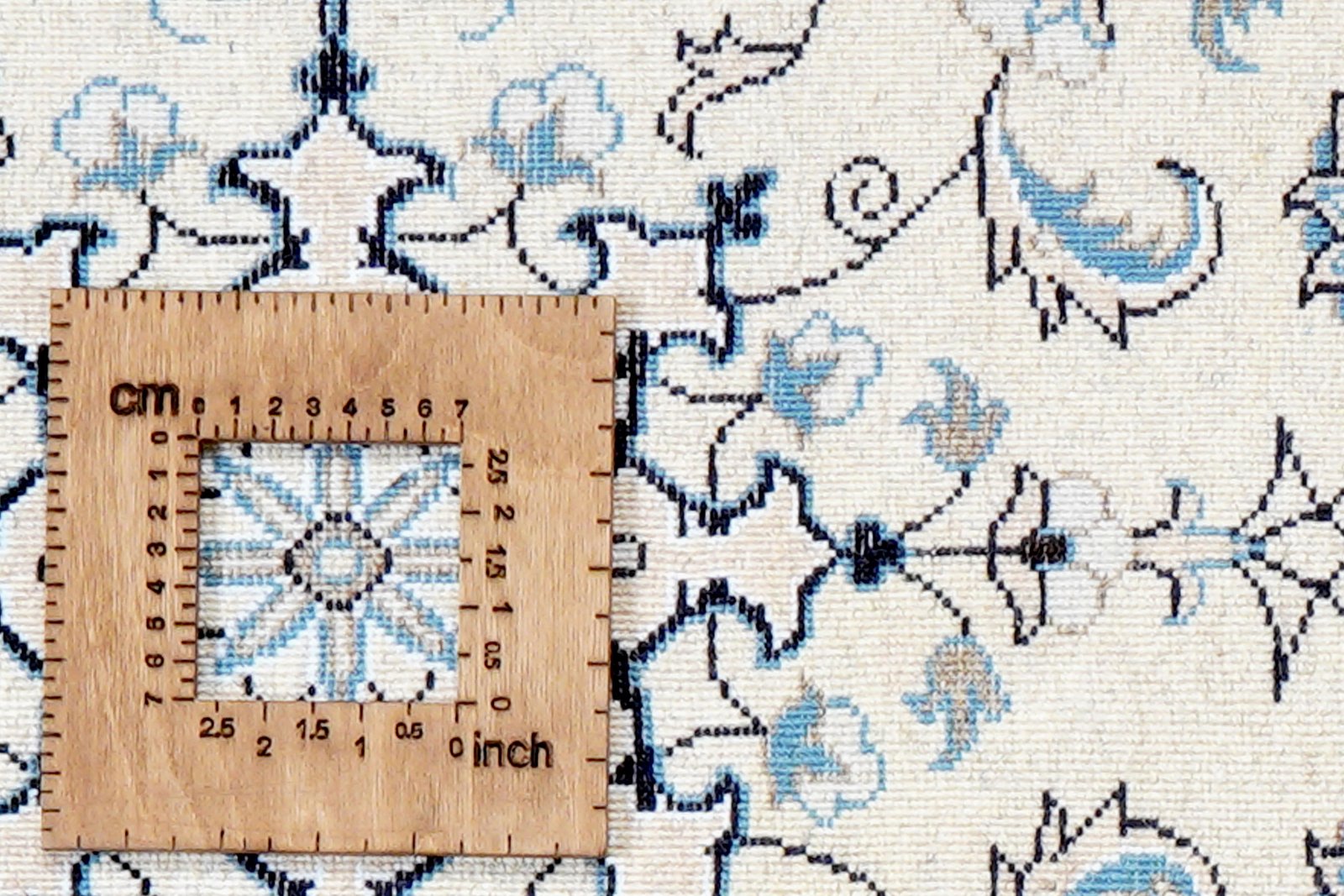 Nain 12La — Hand-knotted, 57x85 cm, Beige, 100% Virgin Wool | View 8