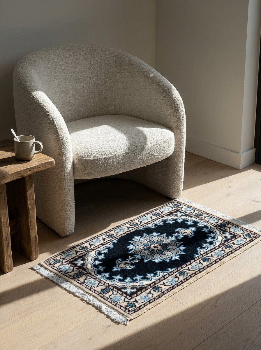 Nain 12La — Hand-knotted, 40x61 cm, Blue, 100% Virgin Wool | Detail view