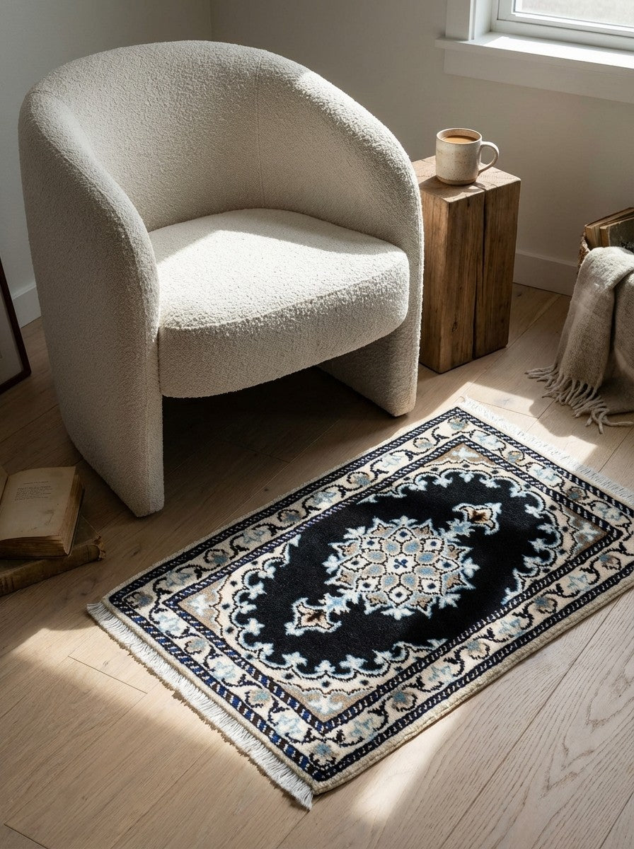Nain 12La — Hand-knotted, 40x61 cm, Blue, 100% Virgin Wool | Detail view