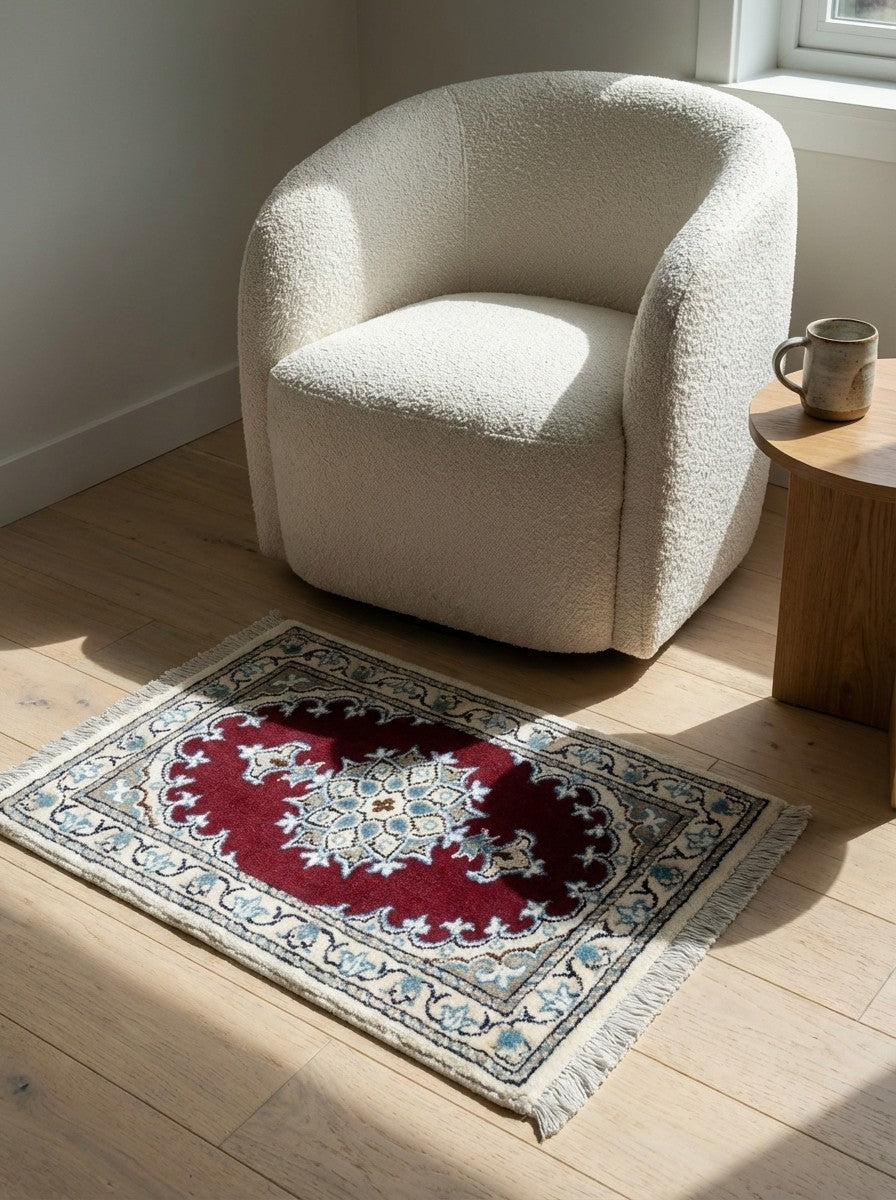 Nain 12La — Hand-knotted, 39x58 cm, Red, 100% Virgin Wool | Detail view