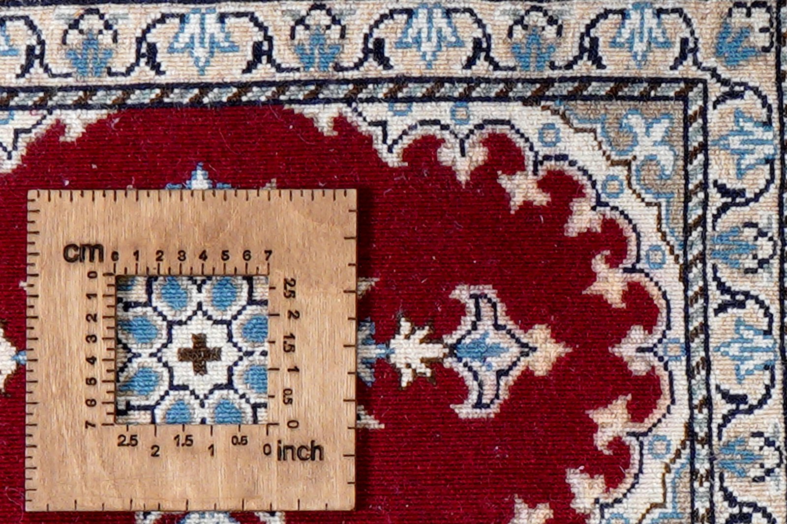 Nain 12La — Hand-knotted, 39x59 cm, Red, 100% Virgin Wool | View 8