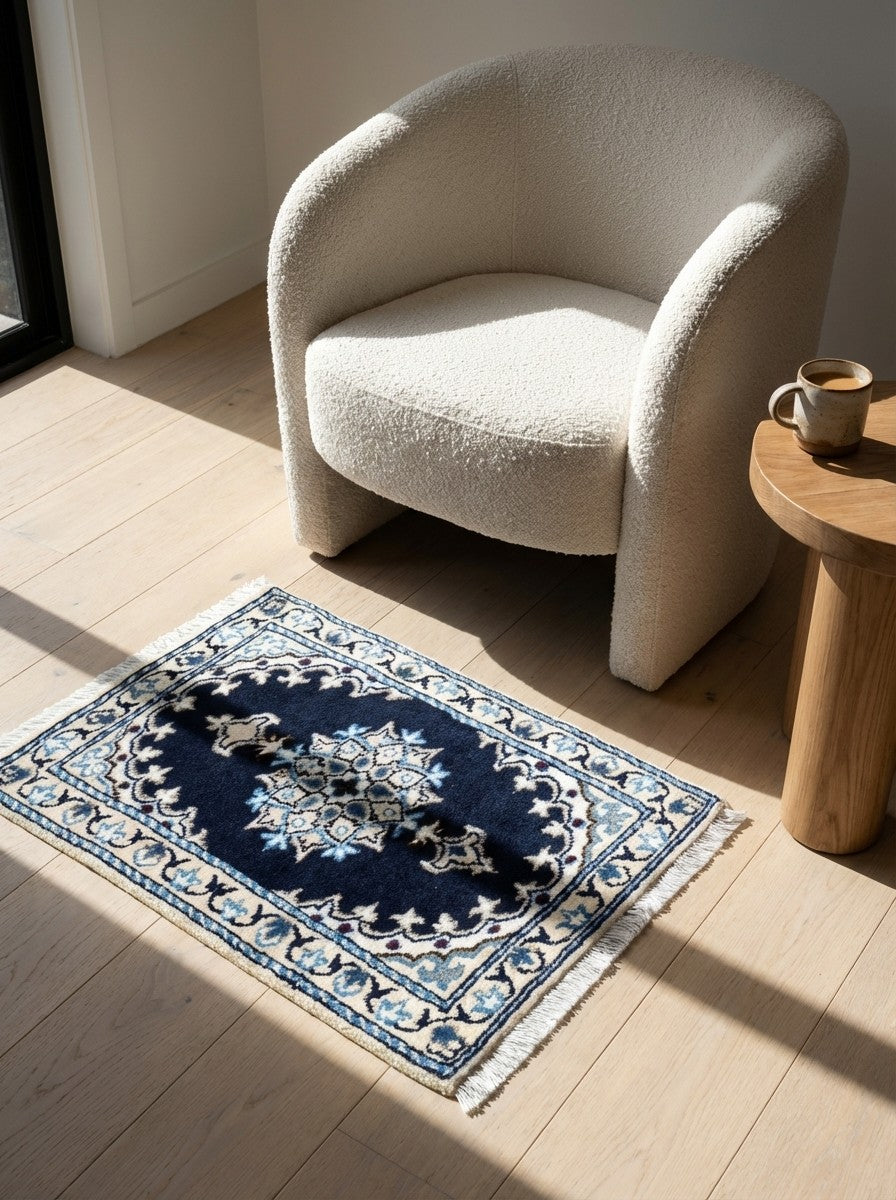 Nain 12La — Hand-knotted, 39x59 cm, Blue, 100% Virgin Wool | Detail view