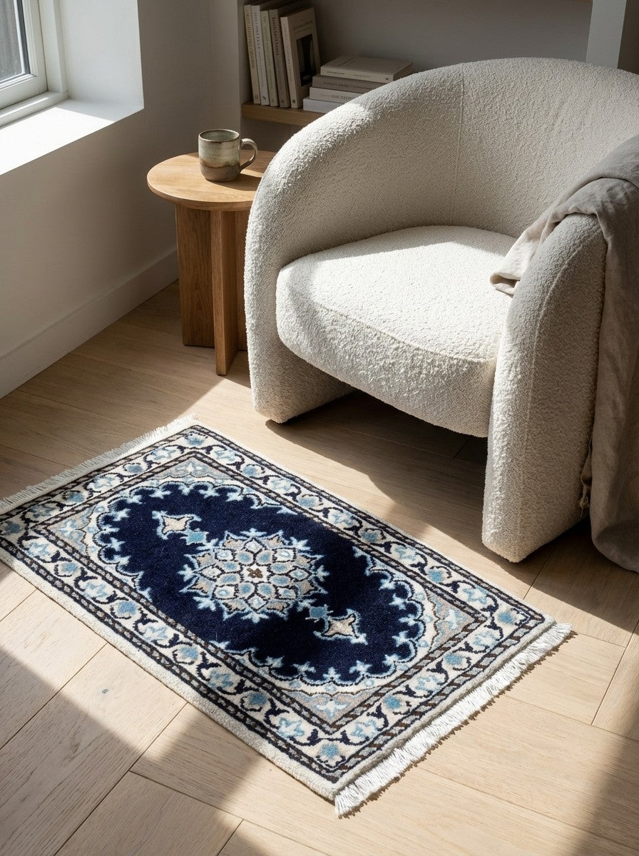 Nain 12La — Hand-knotted, 40x62 cm, Blue, 100% Virgin Wool | Detail view