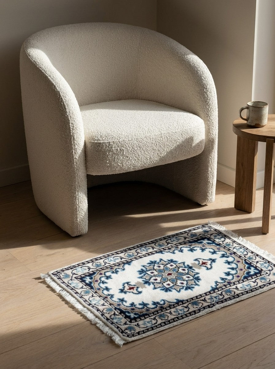 Nain 12La — Hand-knotted, 37x59 cm, Beige, 100% Virgin Wool | Detail view