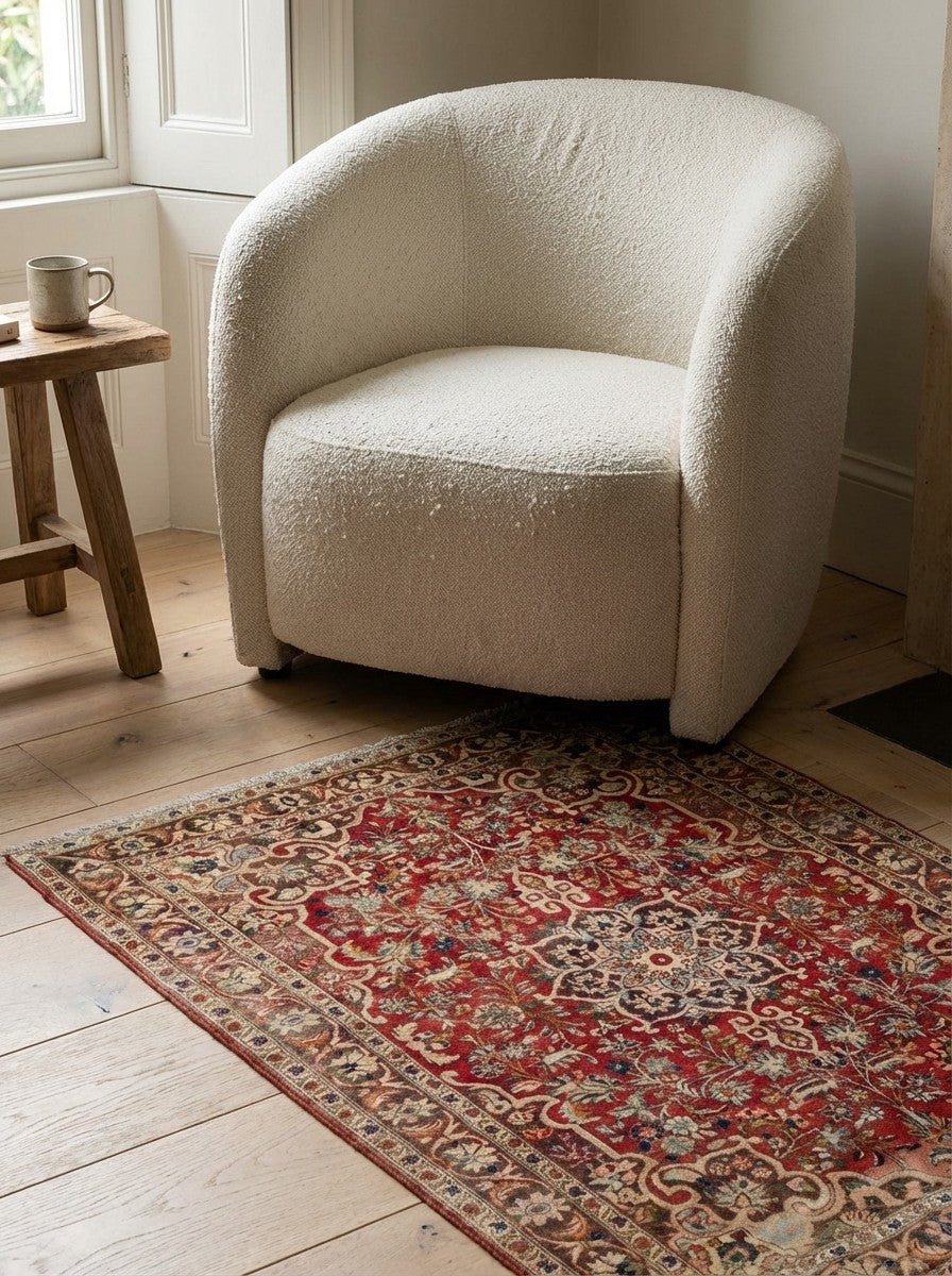 Heritage — Hand-knotted, 108x160 cm, Red, 100% Virgin Wool | Detail view