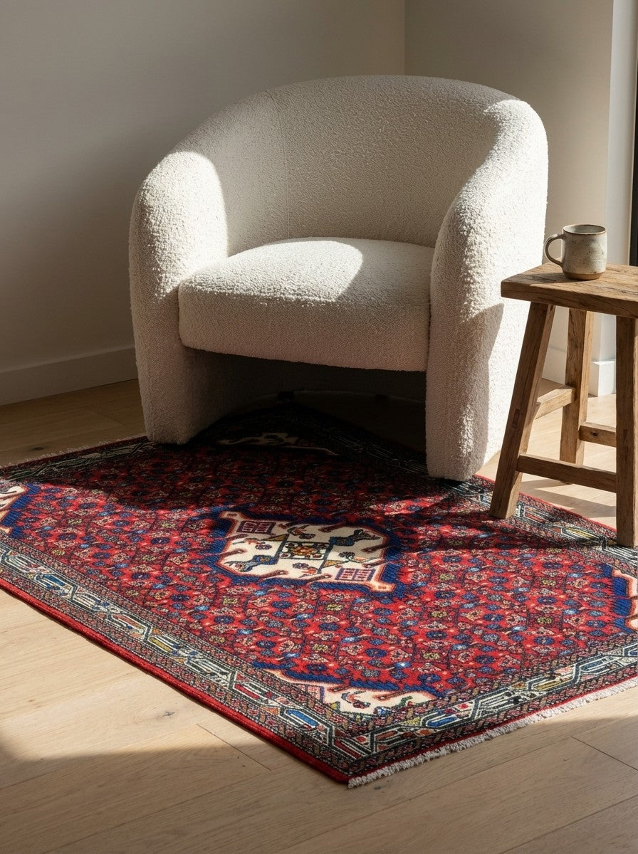Assadabad — Hand-knotted, 106x152 cm, Red, 100% Virgin Wool | Detail view