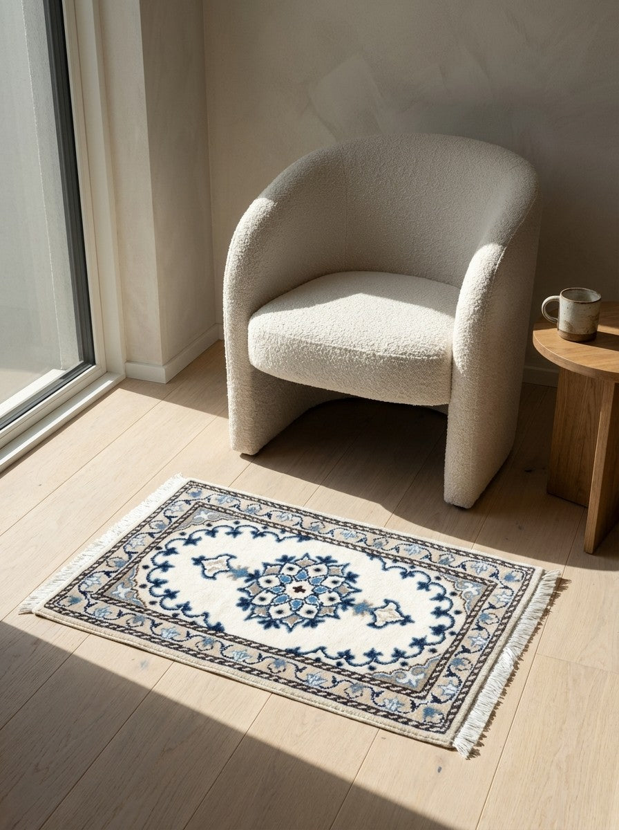 Nain 12La — Hand-knotted, 39x62 cm, Beige, 100% Virgin Wool | Detail view